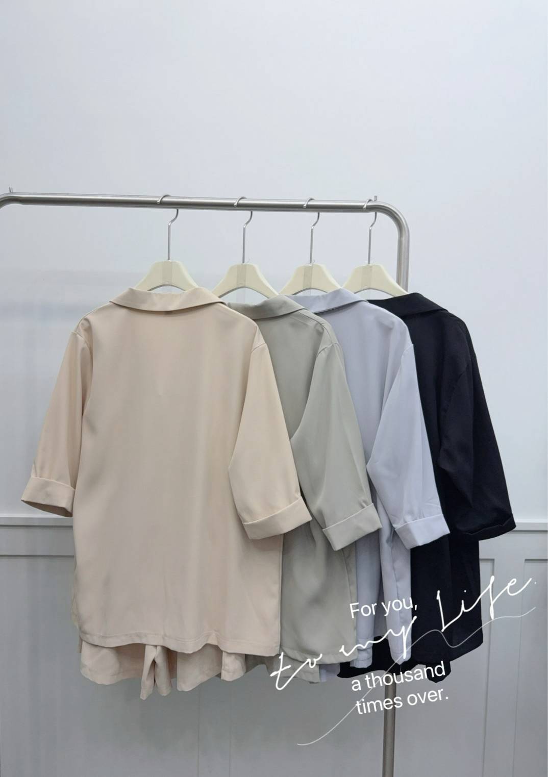 🏅25012508
法式氣質俐落感翻領西裝外套+打摺短褲套裝